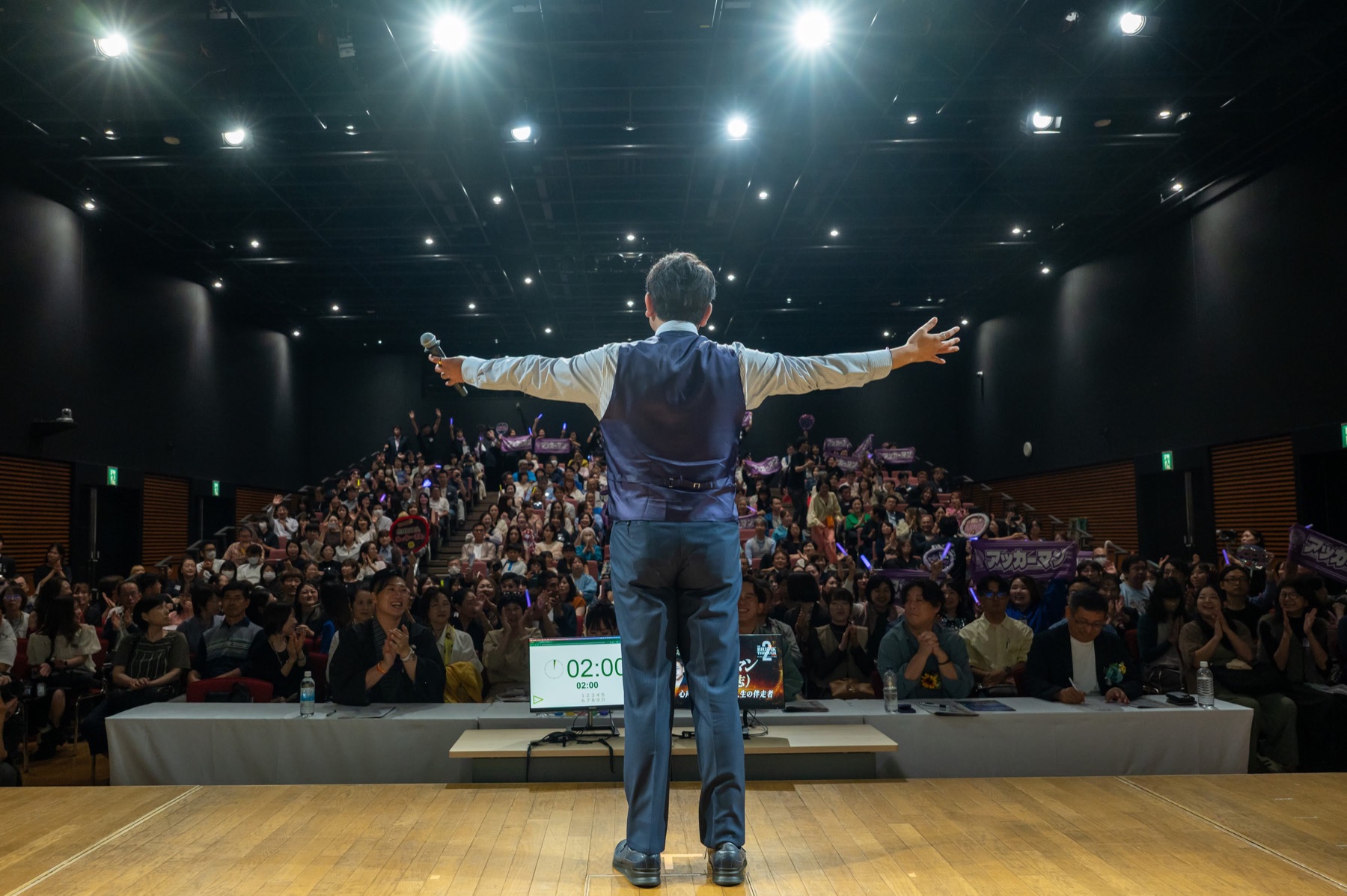 The Breakthrough 2026の舞台から観客へ語りかける赤間博志